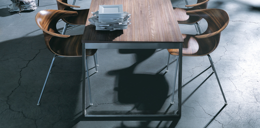Jedálenský stôl s podnožou a stoličky Orech